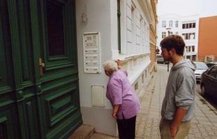 Frau Pilz vor ihrem ehem. Wohnhaus Mittelstr. 17