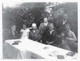 V.l.n.r. Else Schaye, Eva Paul, Hugo Schaye, Robert Schaye, Helene Paul, Max und Marie (Nachnamen unbekannt), um 1928/1929